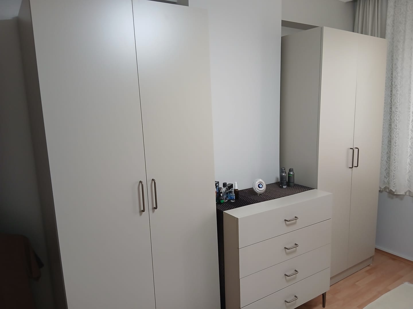 Customer photo review of Rani BA234 Gardırop 2 Kapaklı Raflı Askılı Elbise Dolabı Kumtaşı