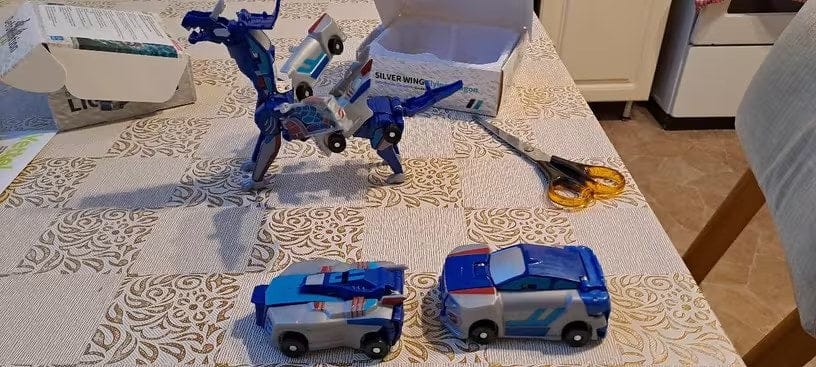Customer photo review of Fusion Strike Dragons Magnetische Rennwagen | Crash Fusion Drachen Verwandlung Kinder