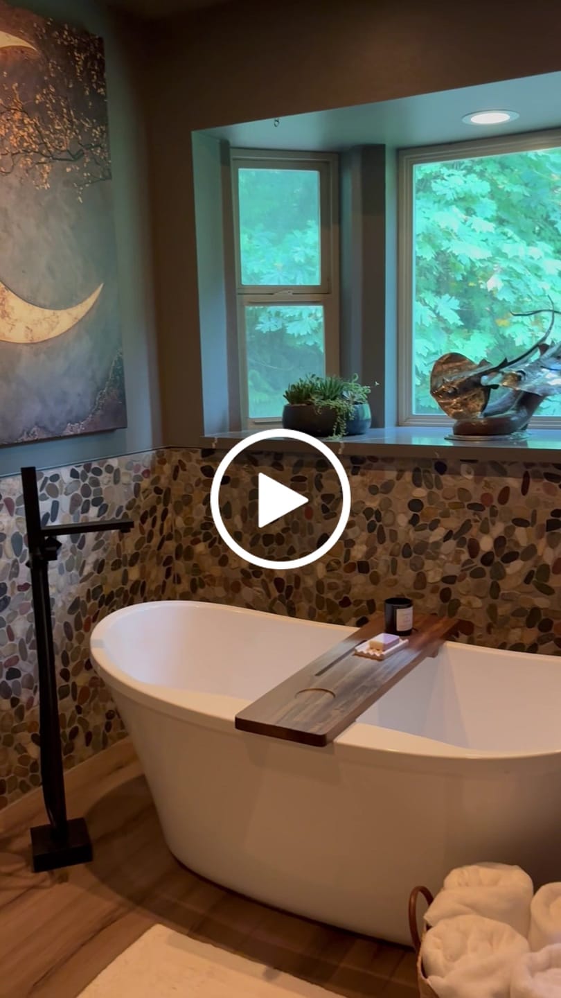 Customer video review of Luxury Crescent Moon Canvas Wall Decor – Illuminated Gold and Grey Artwork