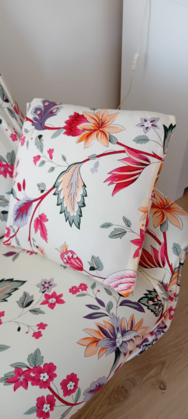 Customer photo review of Red Flower - 2 pièces - Housses extensibles de coussin 45 CM X 45 CM