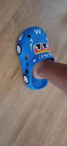 Customer photo review of GlowRun LED Auto Hausschuhe Kinder | Leuchtende Pantoffeln Blinkend Leichtgewicht