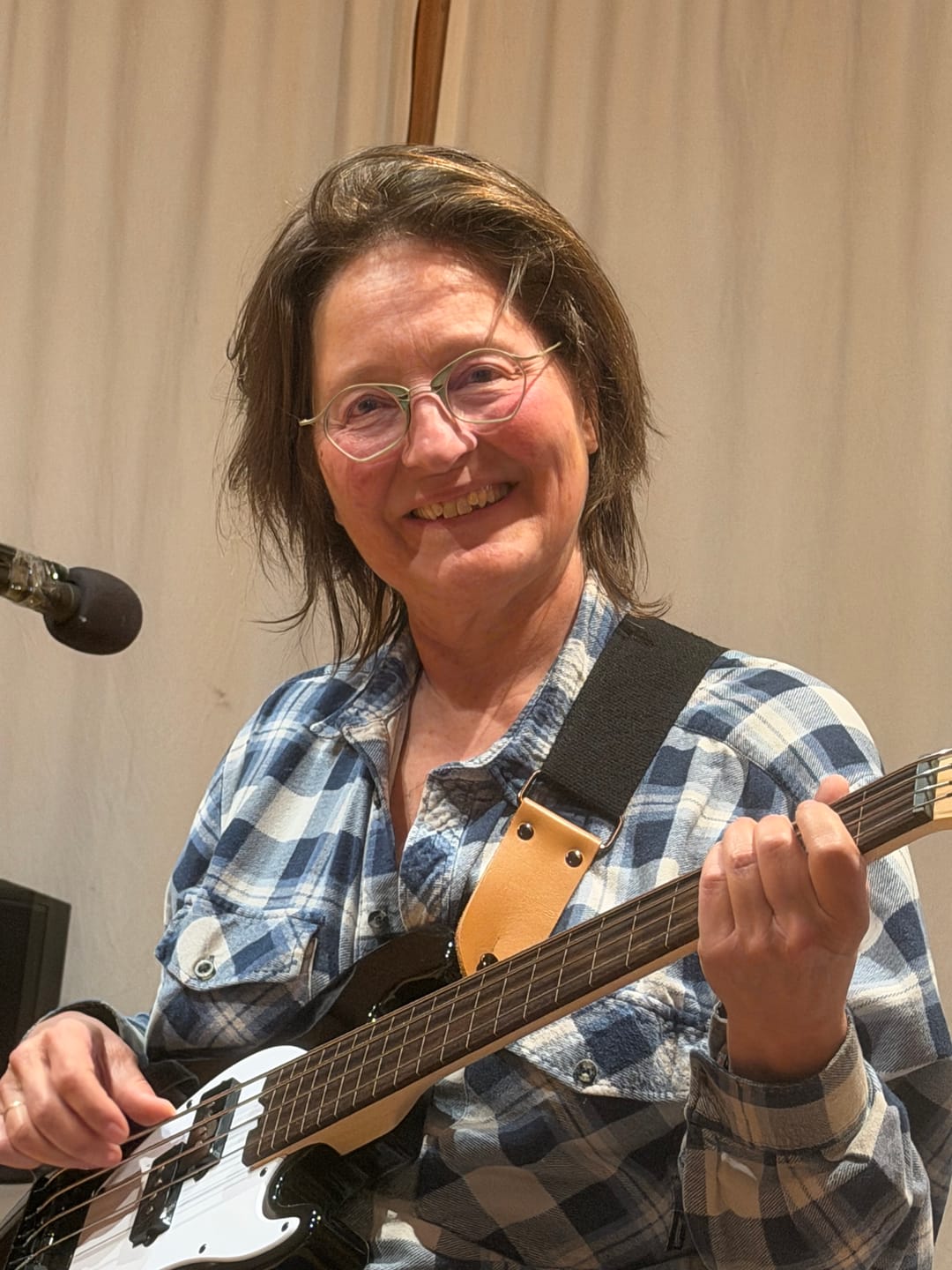 Customer photo review of Kala - UBASS-SB-BK-FL - Jet Black Fretless U•BASS® – Solid Body 4-String