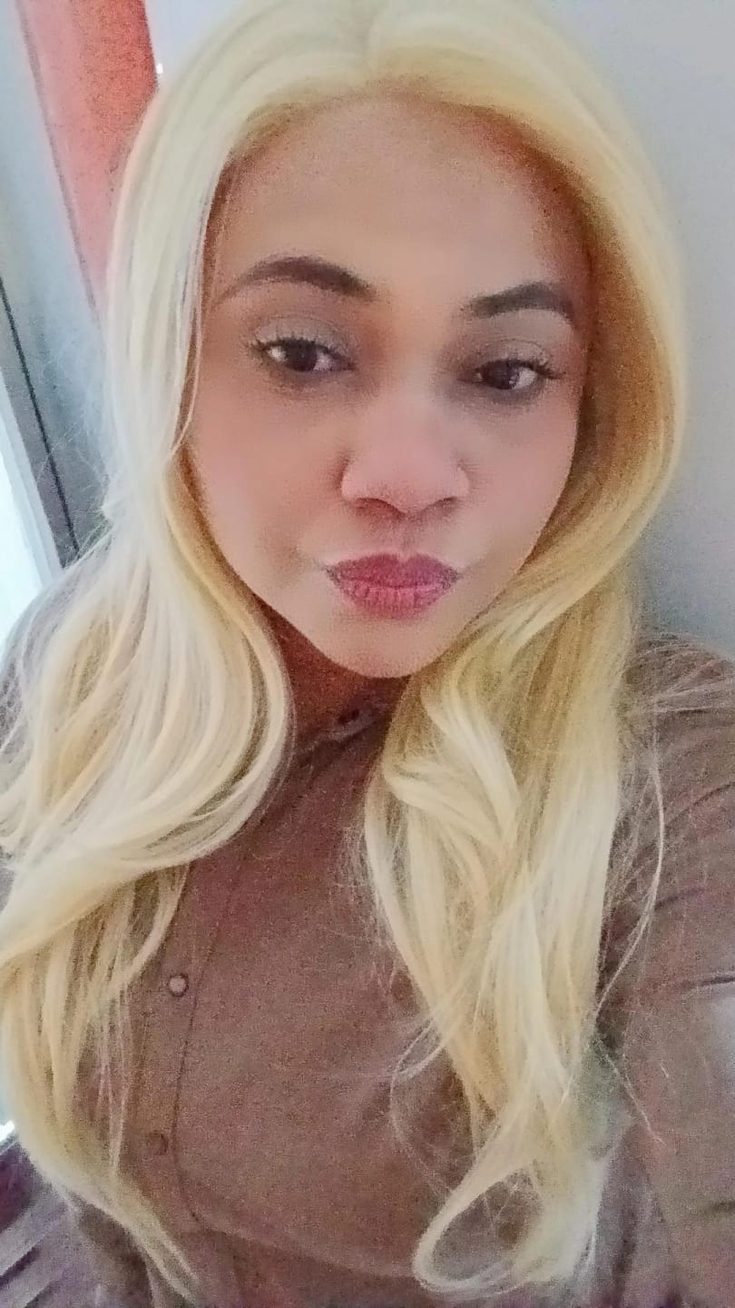 Customer photo review of Lace Front HD Adela Loira Tiramisu Ondulado 65cm - Repartição Livre 13x4