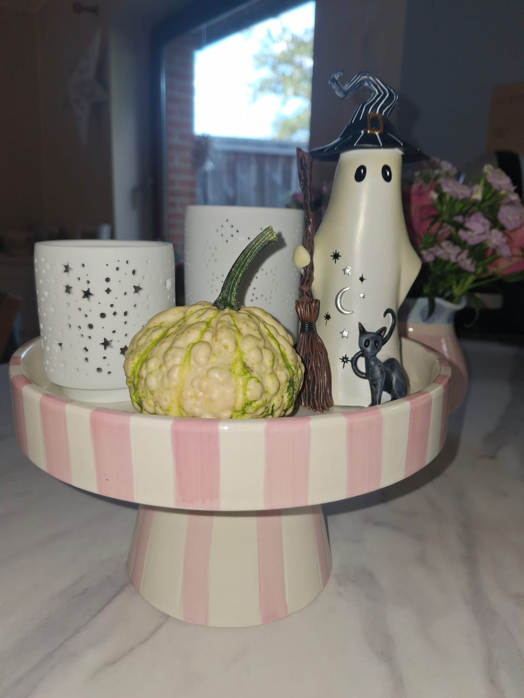 Customer photo review of Enid Geisterfigur mit Hexenhut, Besen & Katze – Halloween Deko 16 cm