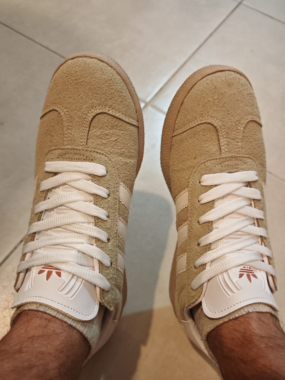 Customer photo review of Tenis Gzl Beige Gamuza