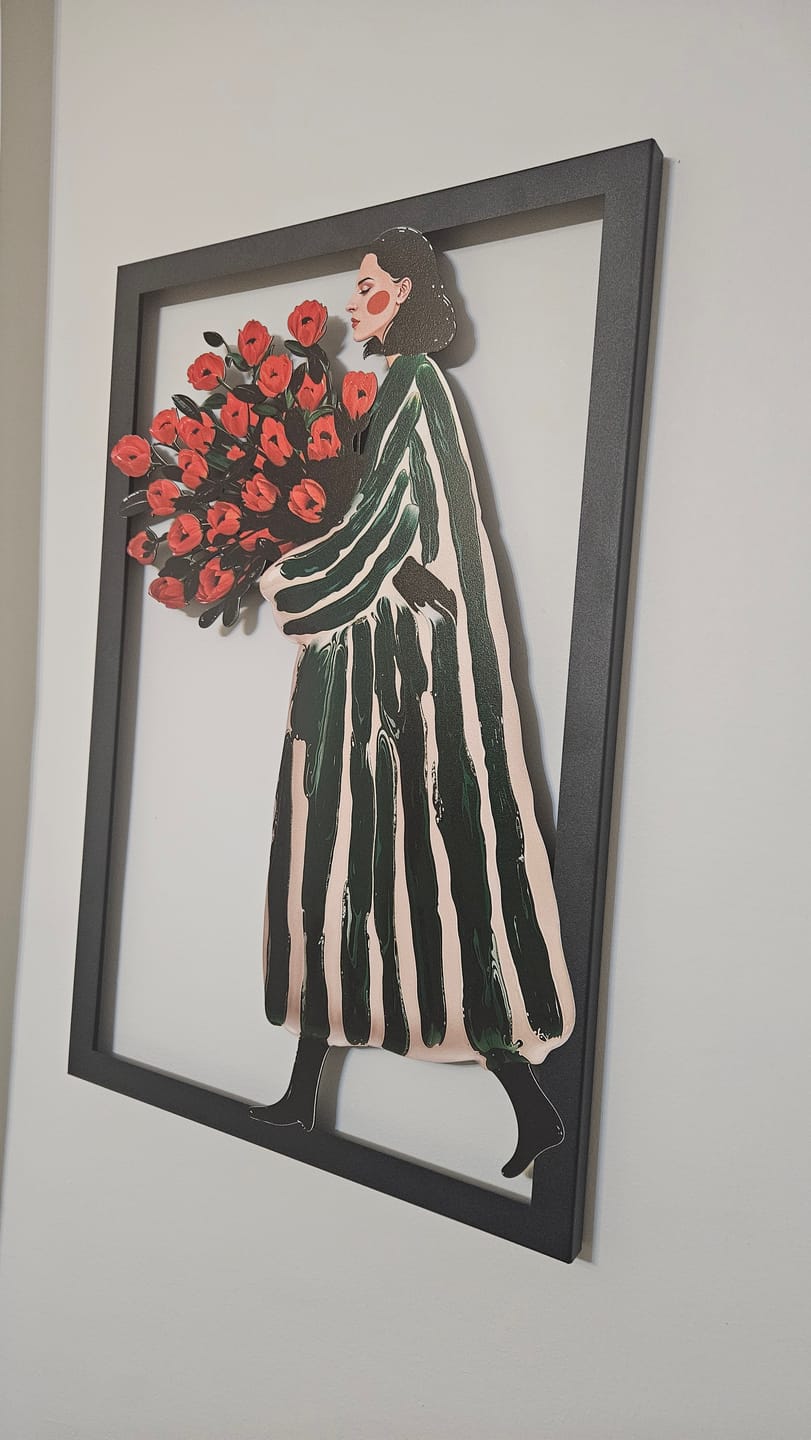Customer photo review of Rose Lady Metal Tablo