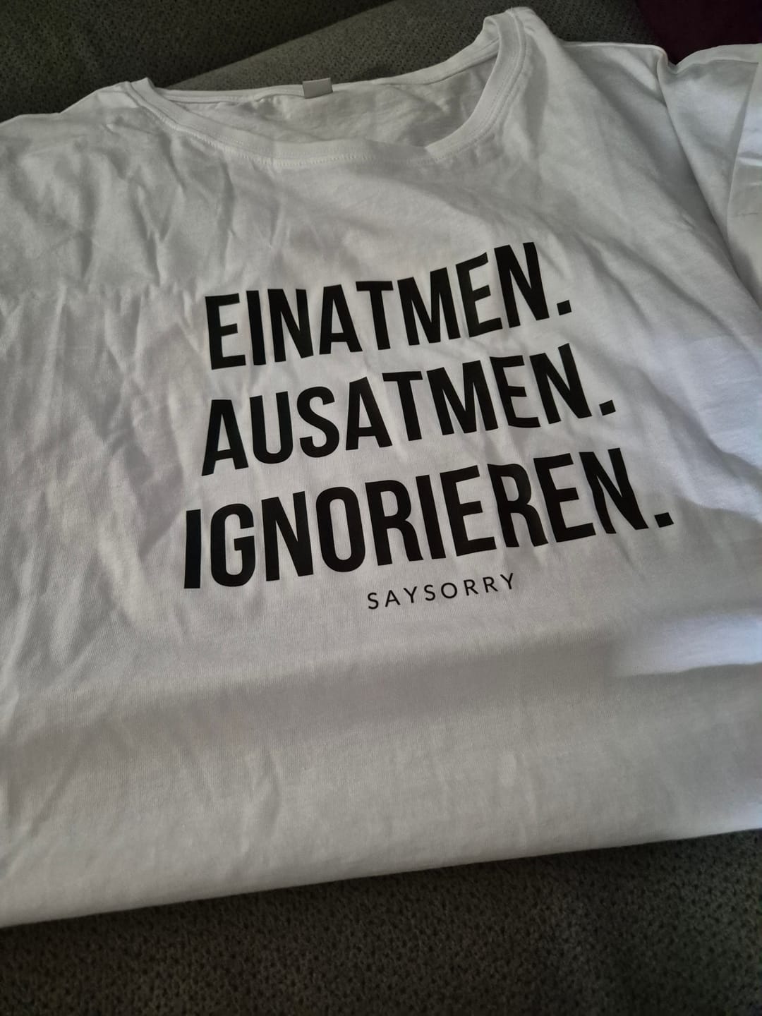Customer photo review of Organic Alle-Größen-Shirt »Einatmen. Ausatmen. Ignorieren.«