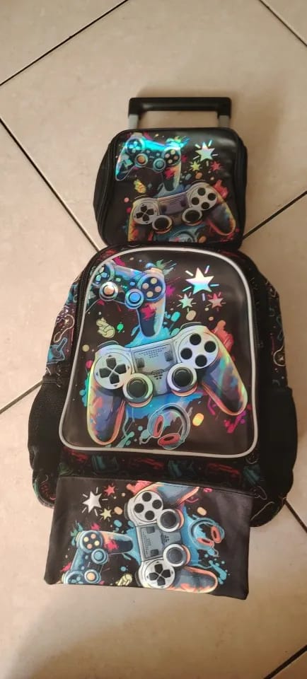 Customer photo review of Conjunto Mochila Escolar Trolley Gaming com Estojo e Lancheira