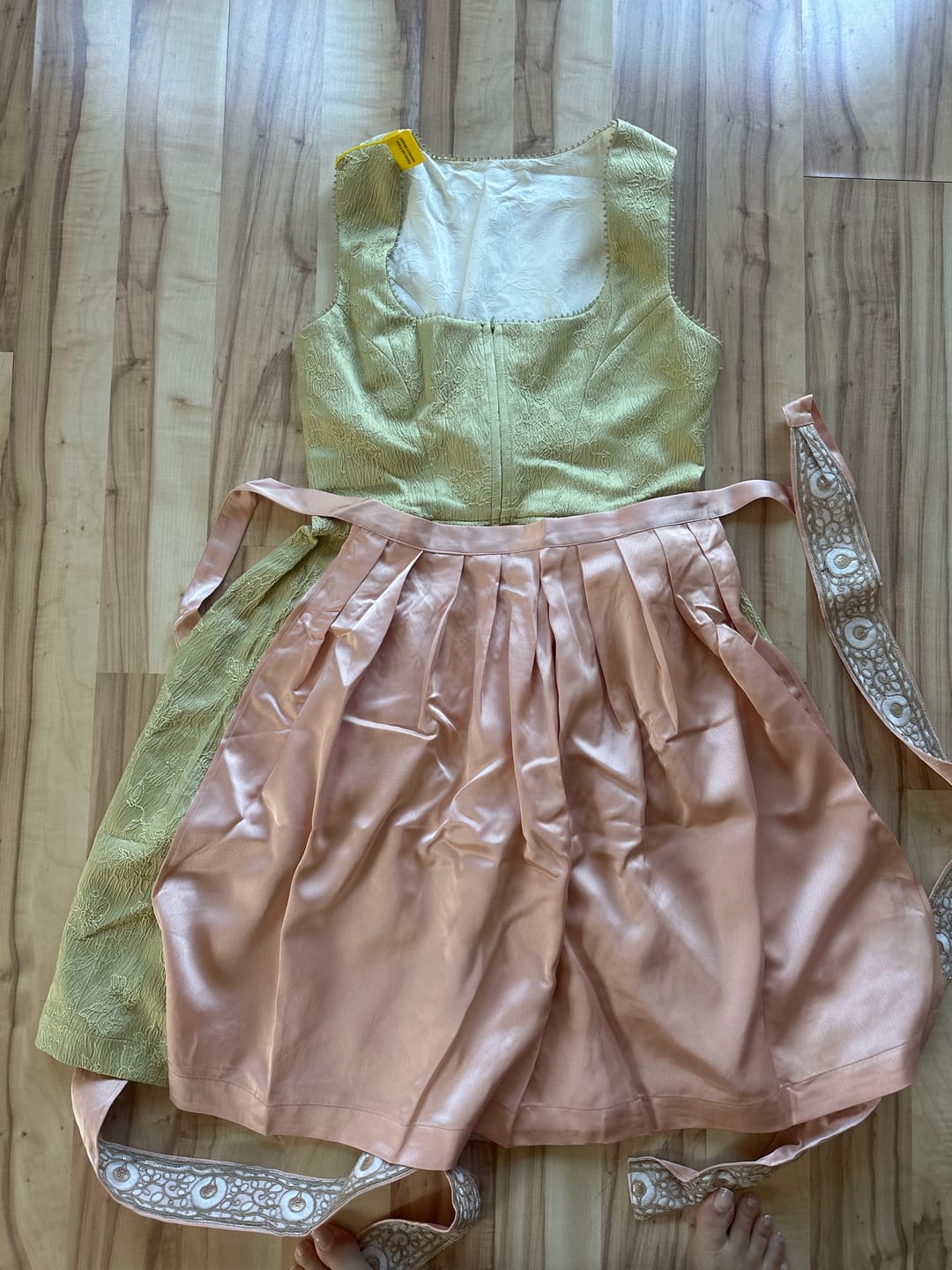Customer photo review of Spitzenoptik Dirndl in Weizengold mit Herzausschnitt Lotta