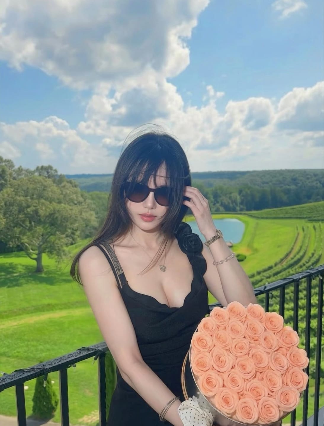 Customer photo review of Signature 2-Dozen Roses In Black Box