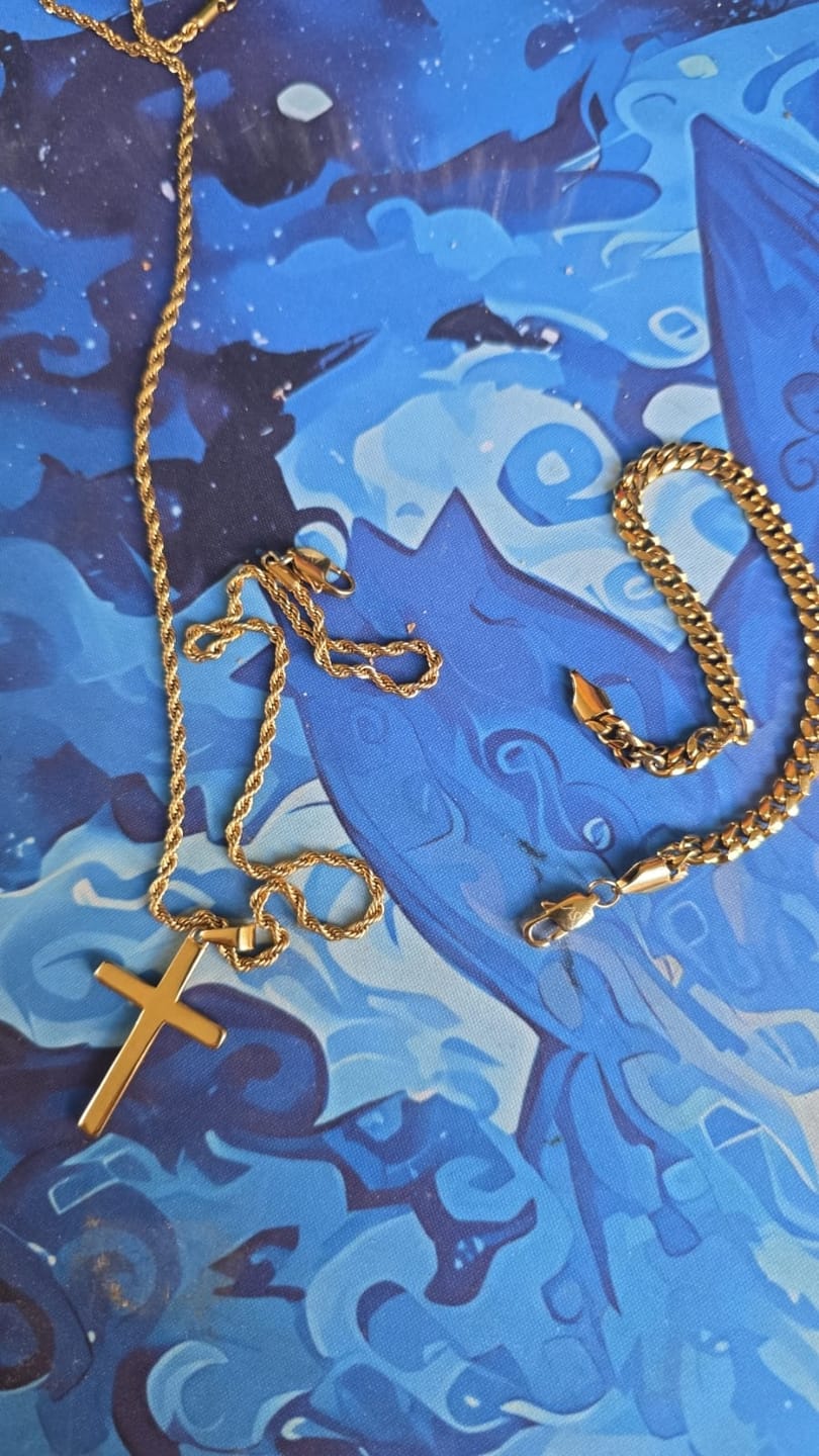Customer photo review of Crucifix Pendant Oro