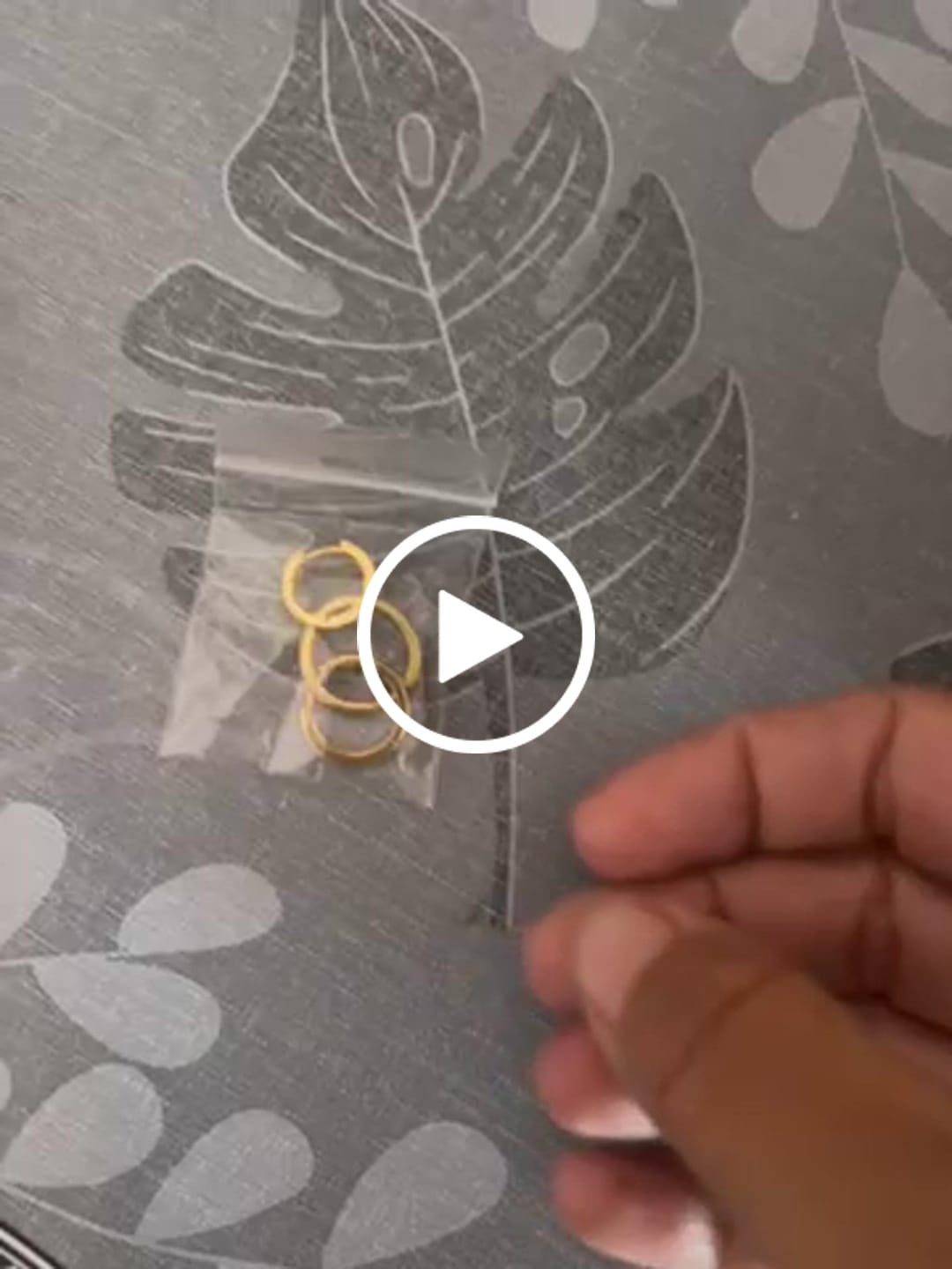 Customer video review of Pendiente Hoop Chain