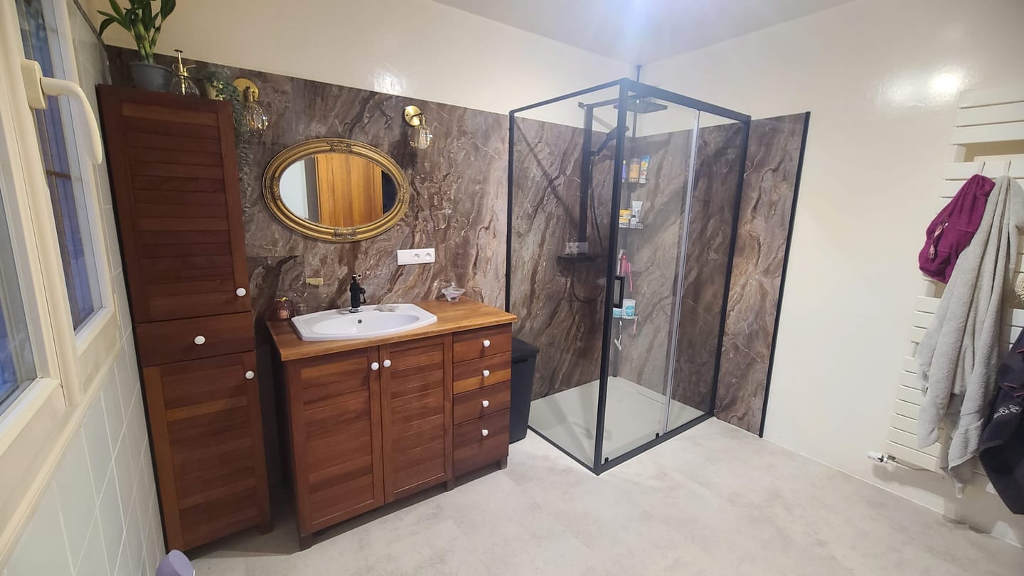 Customer photo review of Panneau Mural PVC Effet Marbre Beige – Imperméable Salle De Bain et Douche