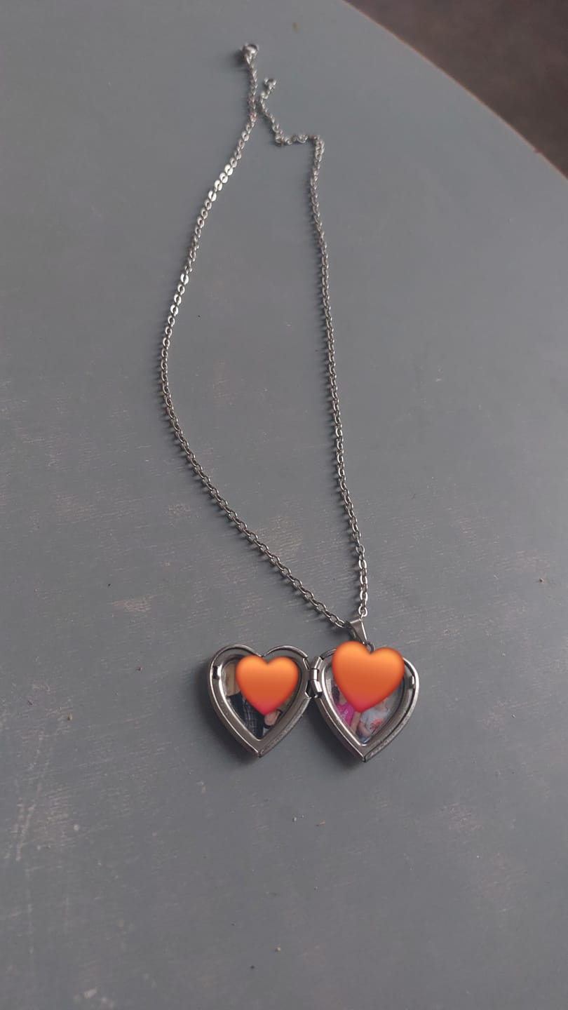 Customer photo review of Collier photo personnalisé médaillon gravé coeur acier inoxydable