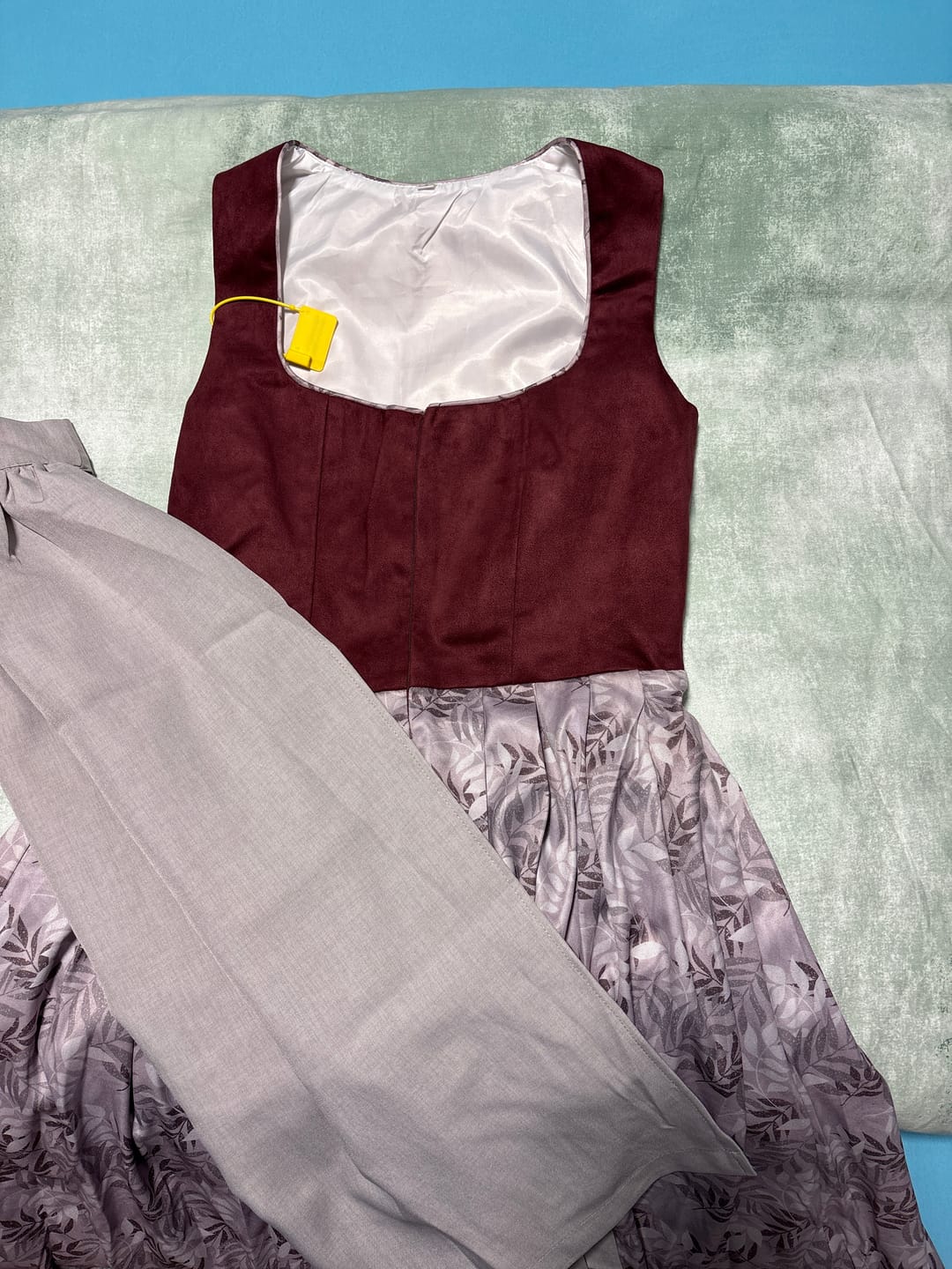Customer photo review of Damast Dirndl in Aubergine mit Eckigem Ausschnitt Clara