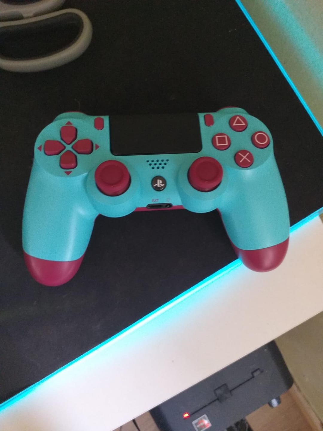 Customer photo review of Sony manette PS4 dualshock V2 – Disponible en 8 coloris