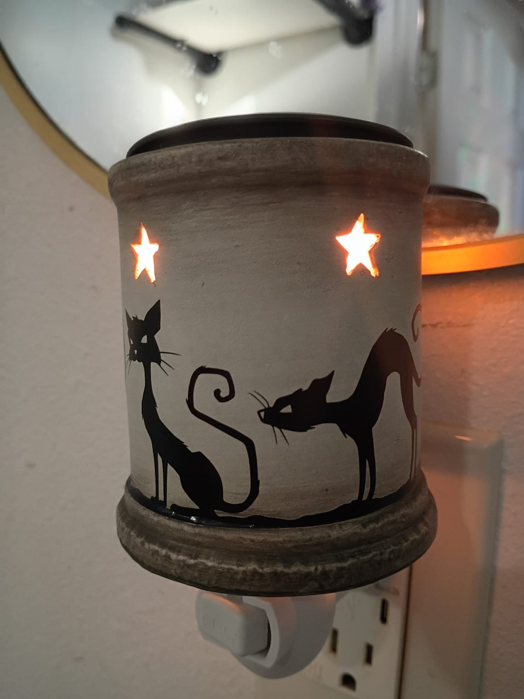 Customer photo review of Black Cat Electric Plug In Wax Warmer with Bulb