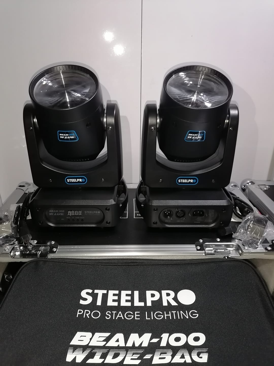 Customer photo review of BEAM-100WIDE-BAG Set de 2 Cabezas Móviles LED Beam RGBW 100W con Maleta de Transporte, DMX 17 Canales, Estrobo, Disco 7 Colores, Paneo 540° y Tilt 270° Steelpro