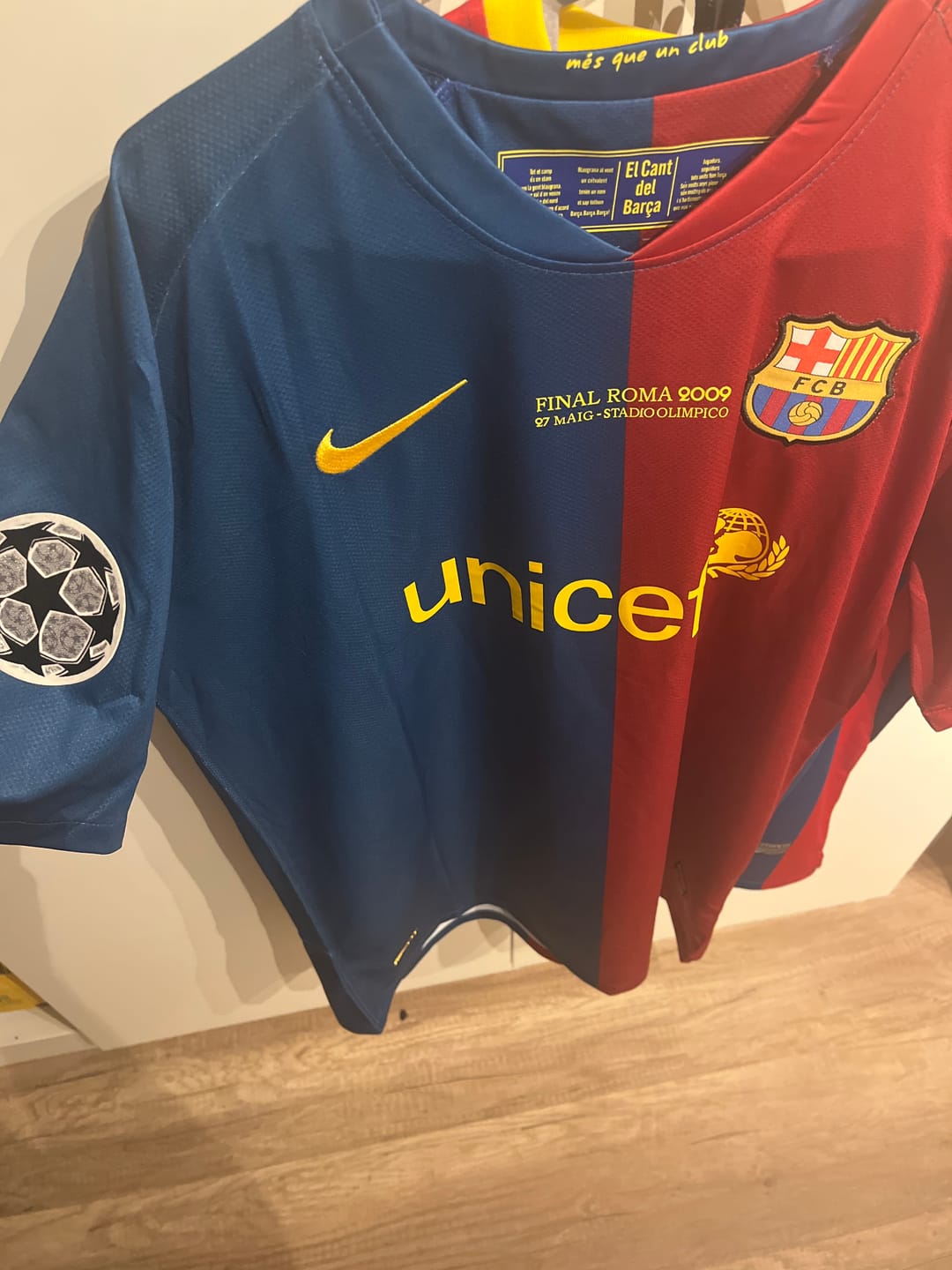 Customer photo review of Xavi Hernandez Barcelona 2009 Final Roma Retro Jersey Maillot Trikot