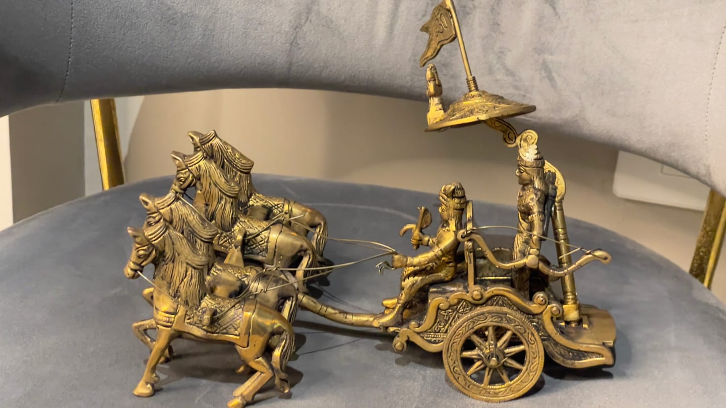 Customer photo review of Krishna and Arjuna's Pure Brass 4-Horses Rath Statue Idol Decorative Showpiece for Home, Office, Living Room by Vastu Mandir | 24 x 18 x 23cm | 2.35 kg