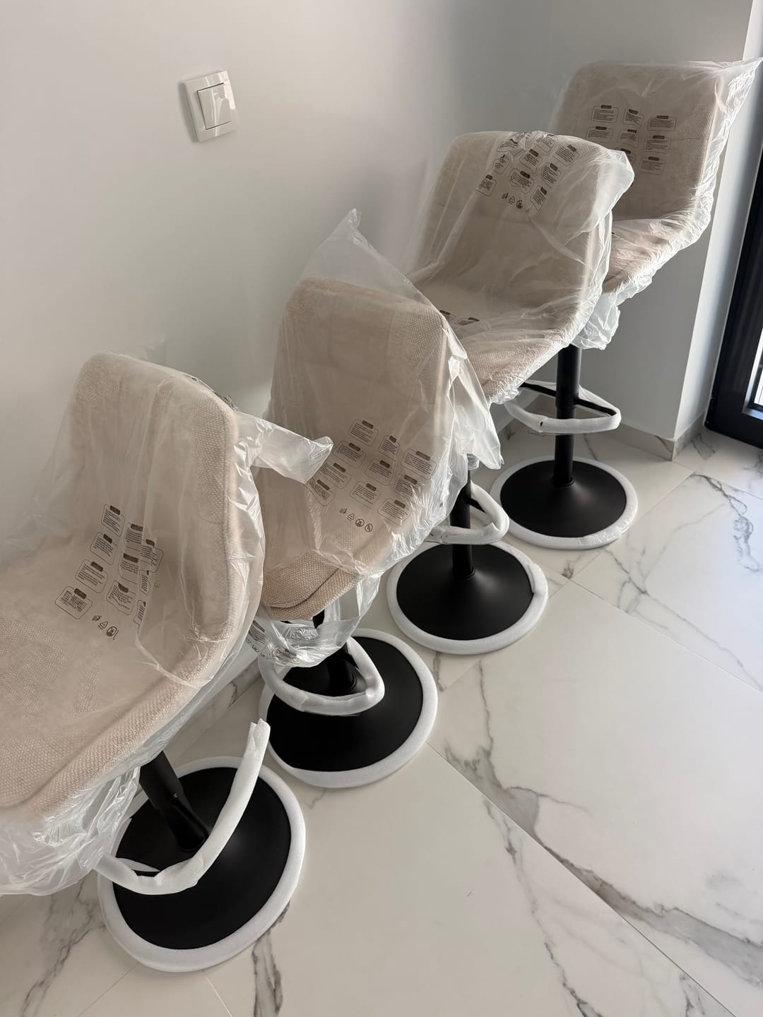 Customer photo review of Σκαμπό για Πάσο Κουζίνας Σετ 2 τεμ Κάθισμα Μπαρ Ρυθμιζόμενο Ύψος 63-84 εκ Μεγάλη Βάση Κρεμ LJ-B195W02