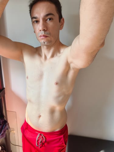 Reviewer showing their physical progress after using the Supreme 600 mix, wearing red athletic shorts.