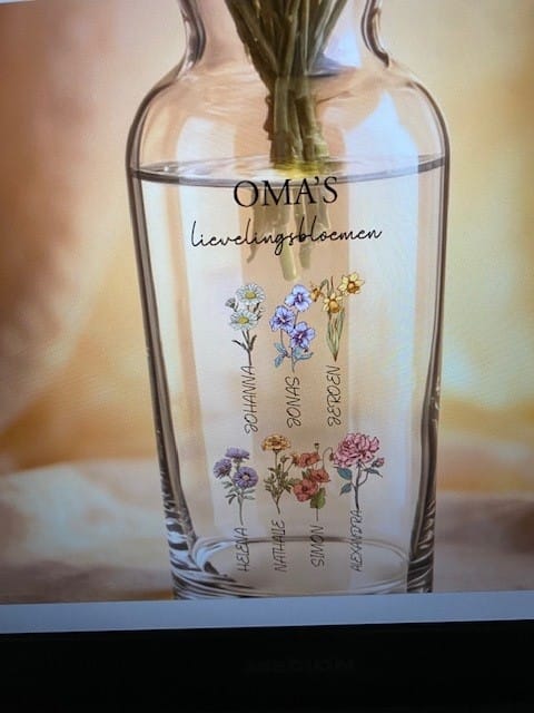 Customer photo review of Mama’s tuin – Gepersonaliseerde glazen vaas met naam en bloemen voor mama en oma