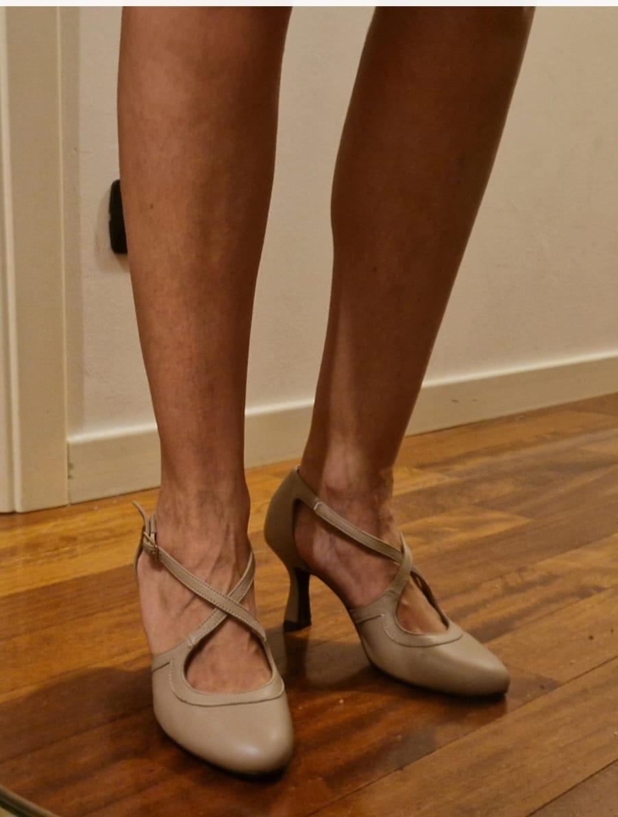 Customer photo review of Swing Nude decolletè incrociata in nappa cipria tacco 8 cm artigianale pugliese
