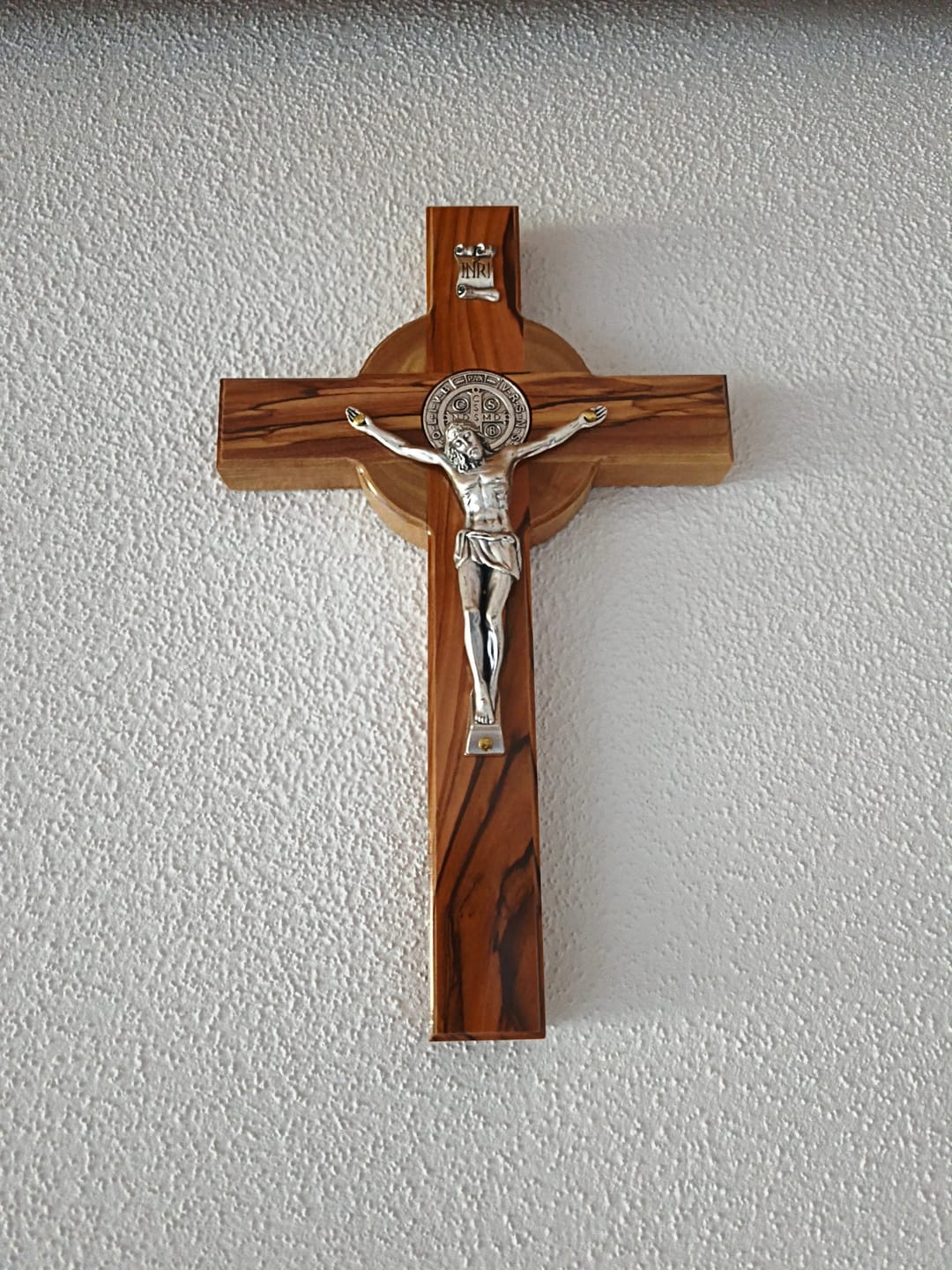 Customer photo review of St. Benedikt Kreuz aus Olivenholz | Schutzkreuz als Wandkreuz & Geschenk zur Taufe, Kommunion oder Firmung
