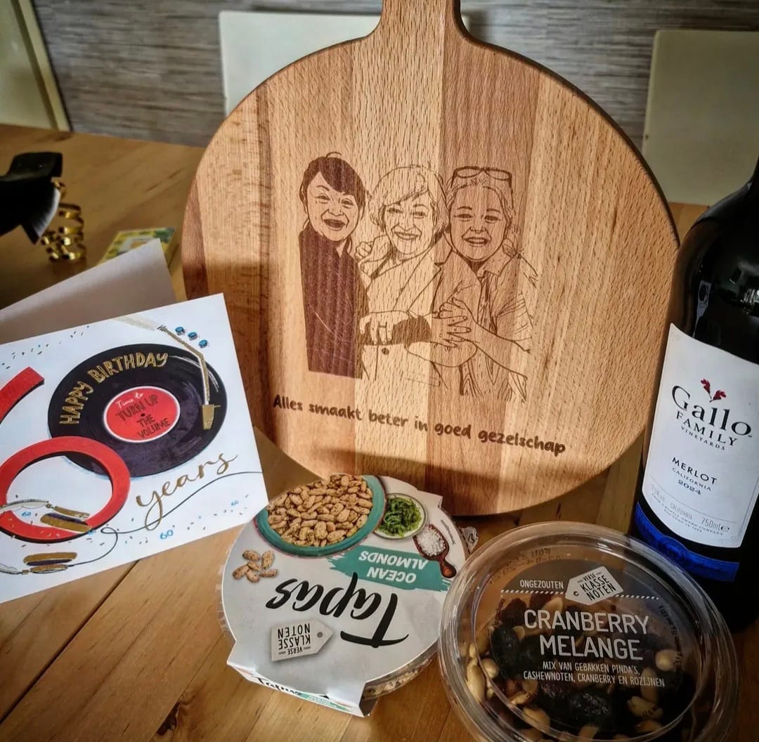Customer photo review of "Alles smaakt beter in goed gezelschap"- Snijplank of borrelplank met eigen foto