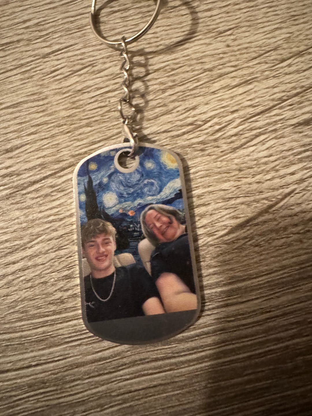 Customer photo review of Ons jubileum (Van Gogh-stijl) - Gepersonaliseerde metalen sleutelhanger