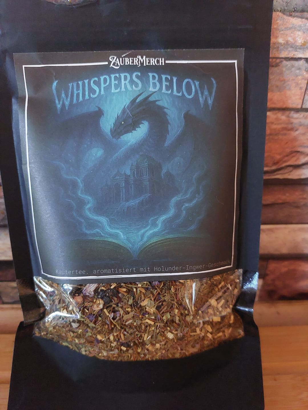 Customer photo review of Whispers Below – Drachen Tee Holunder & Ingwer | Limitierter Booklover Tee