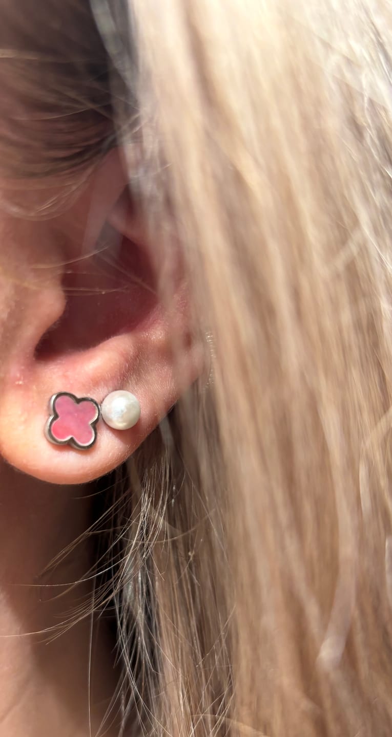 Customer photo review of Rosa Perlmutt Everleaf Ohrstecker | 18K vergoldet