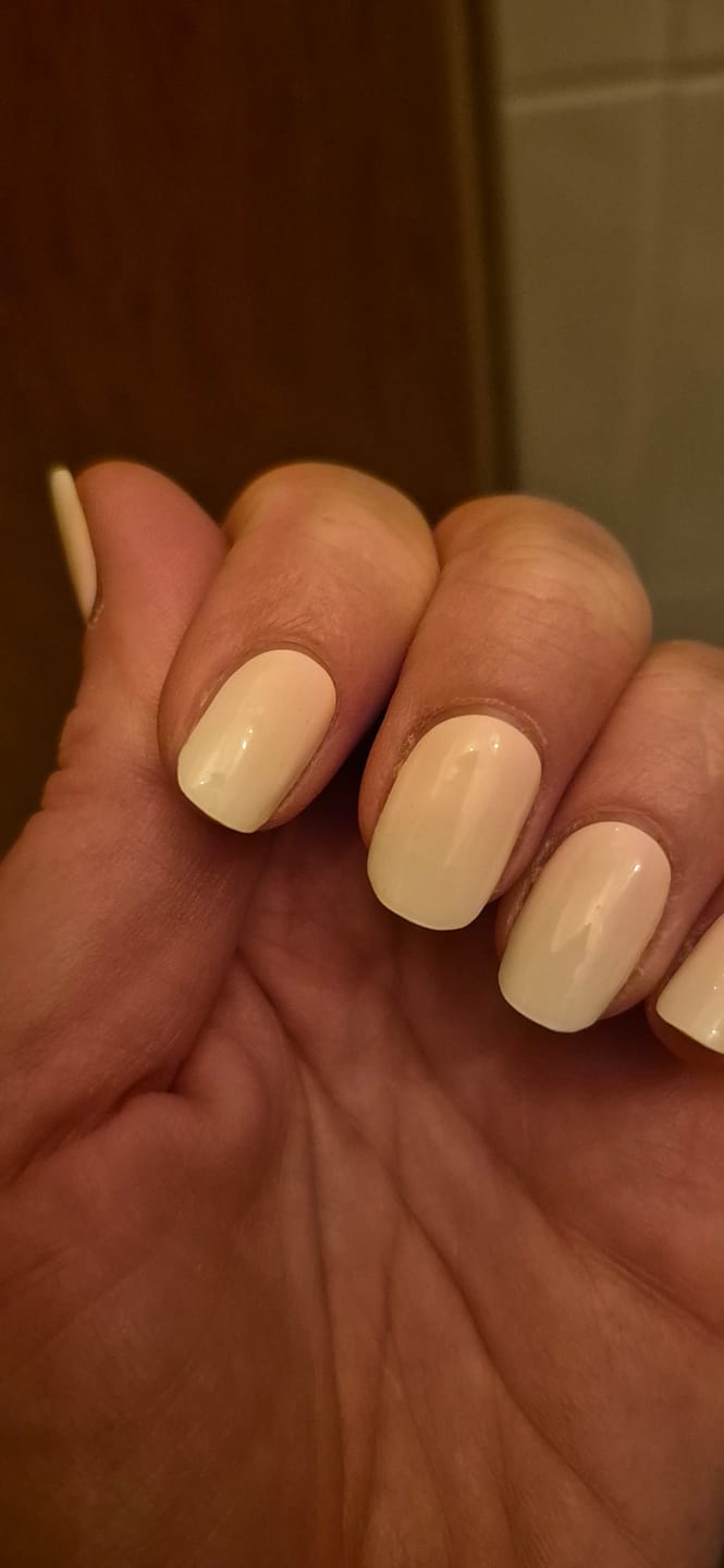Customer photo review of Glossy Nude UV-Free Gel Wrap
