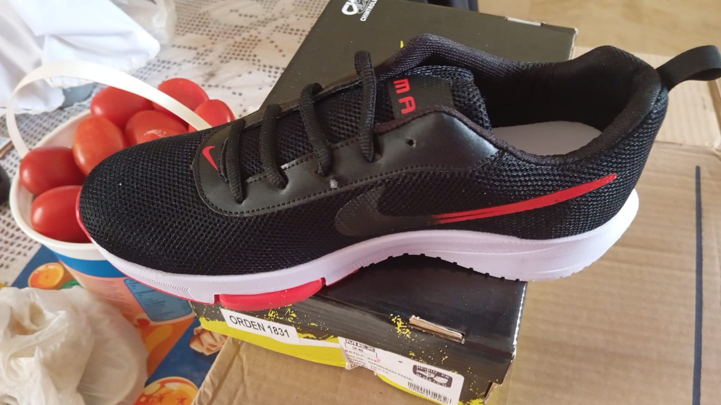 Customer photo review of Tenis 025 Negro Negro Rojo