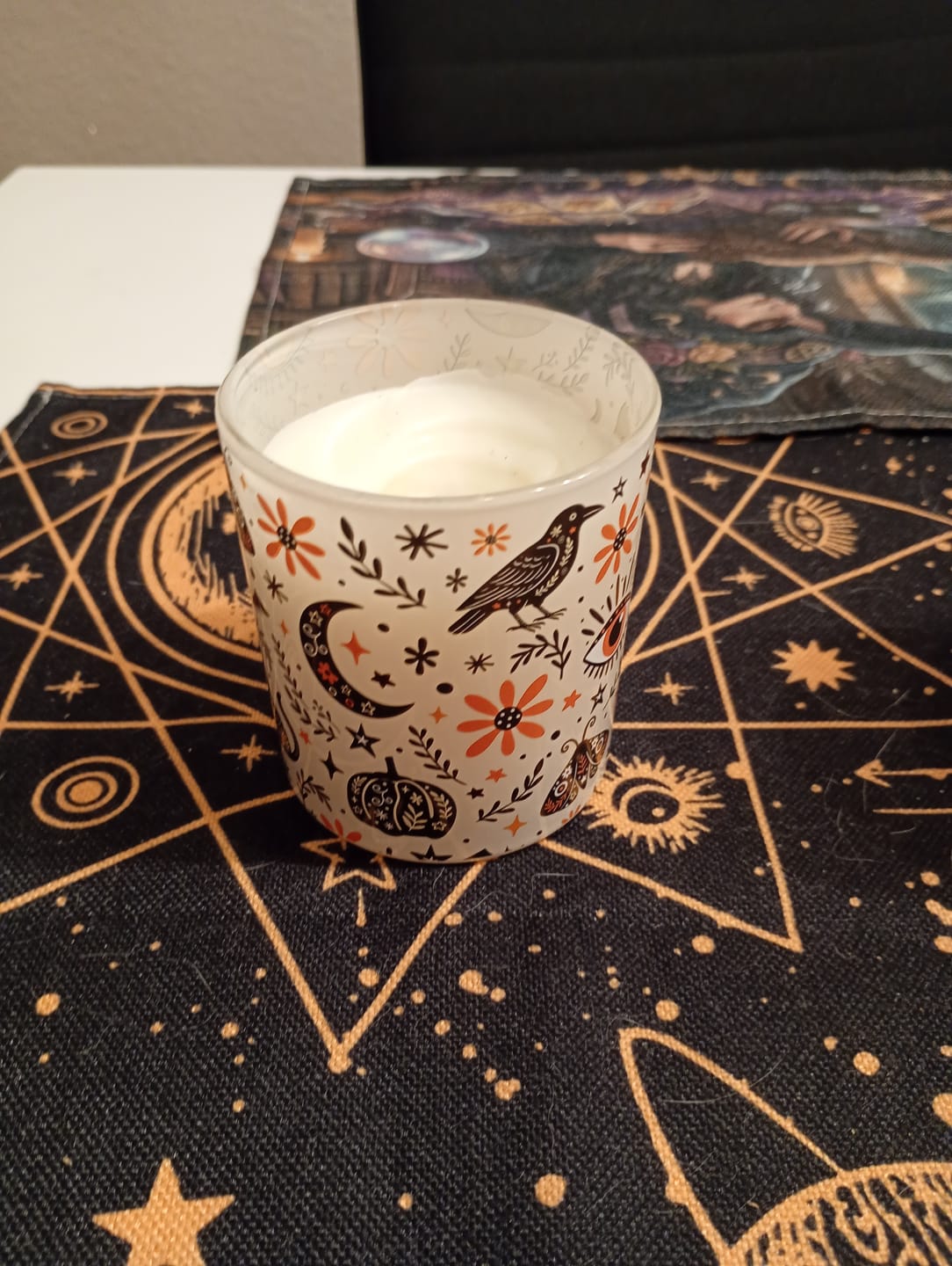 Customer photo review of Vanille-Duftkerze mit mystischen Folklore-Motiven – 32 Stunden Brenndauer