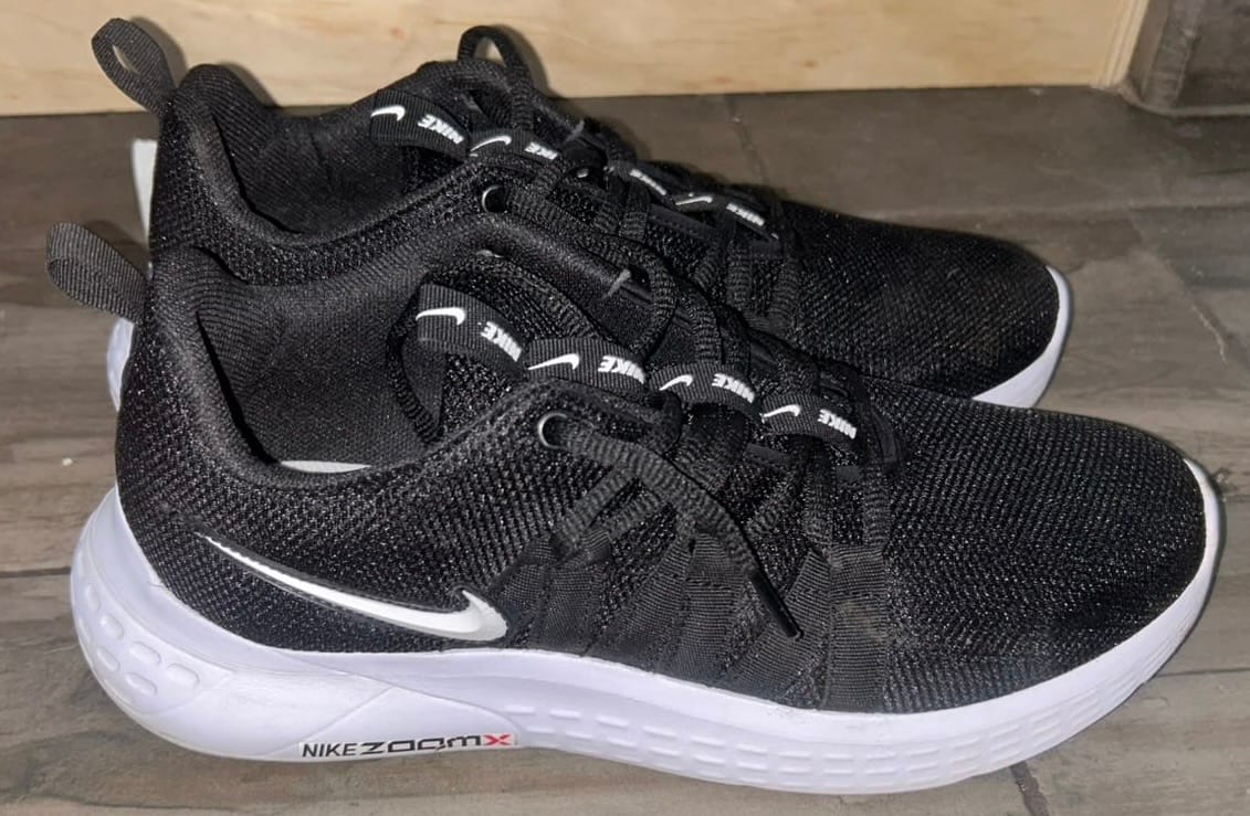 Customer photo review of Tenis Zoom Negro Blanco