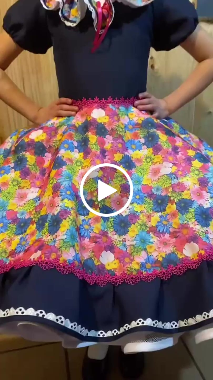 Customer video review of Vestido de china huasa escote volantes azul marino fucsia