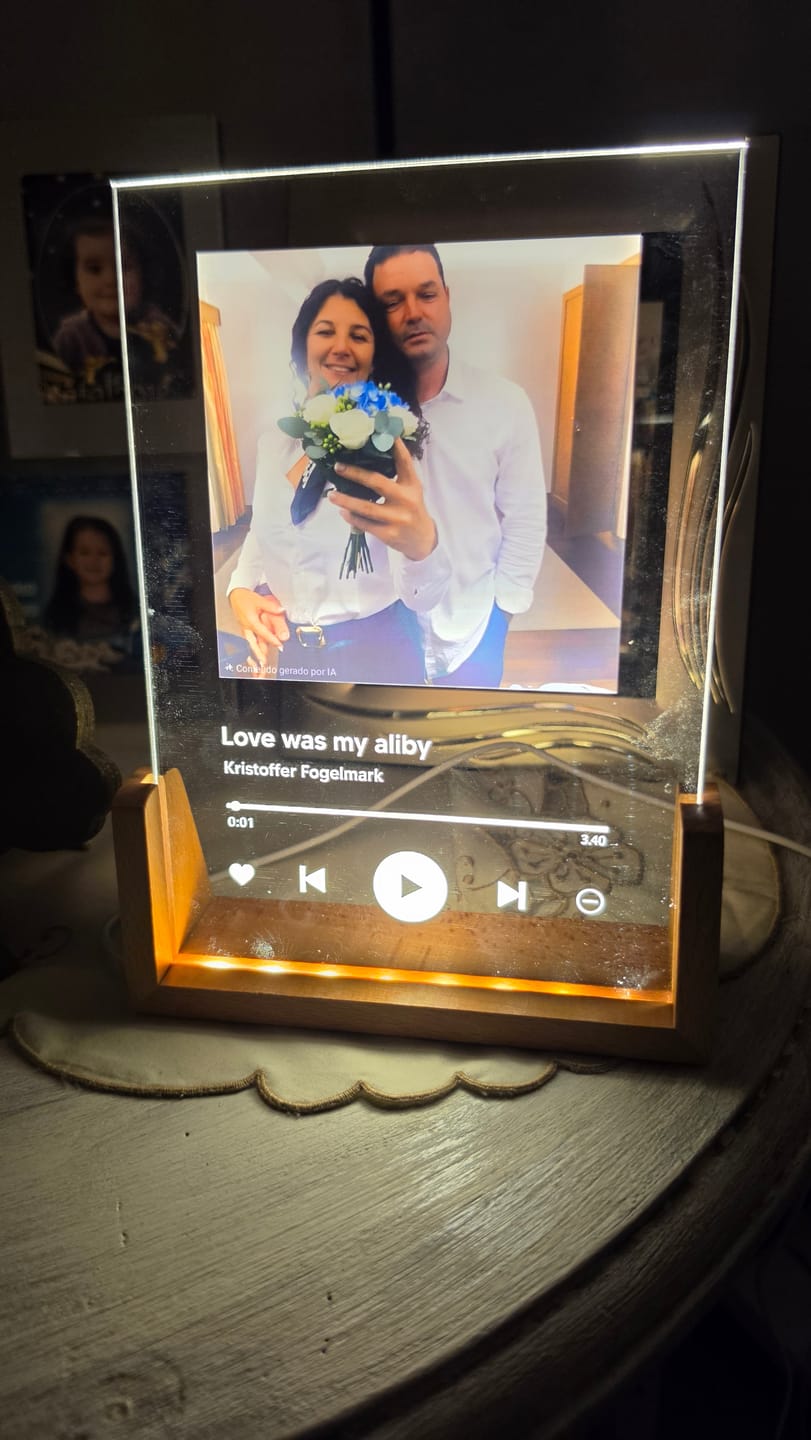 Customer photo review of Placa Spotify Personalizável (Foto & Música)