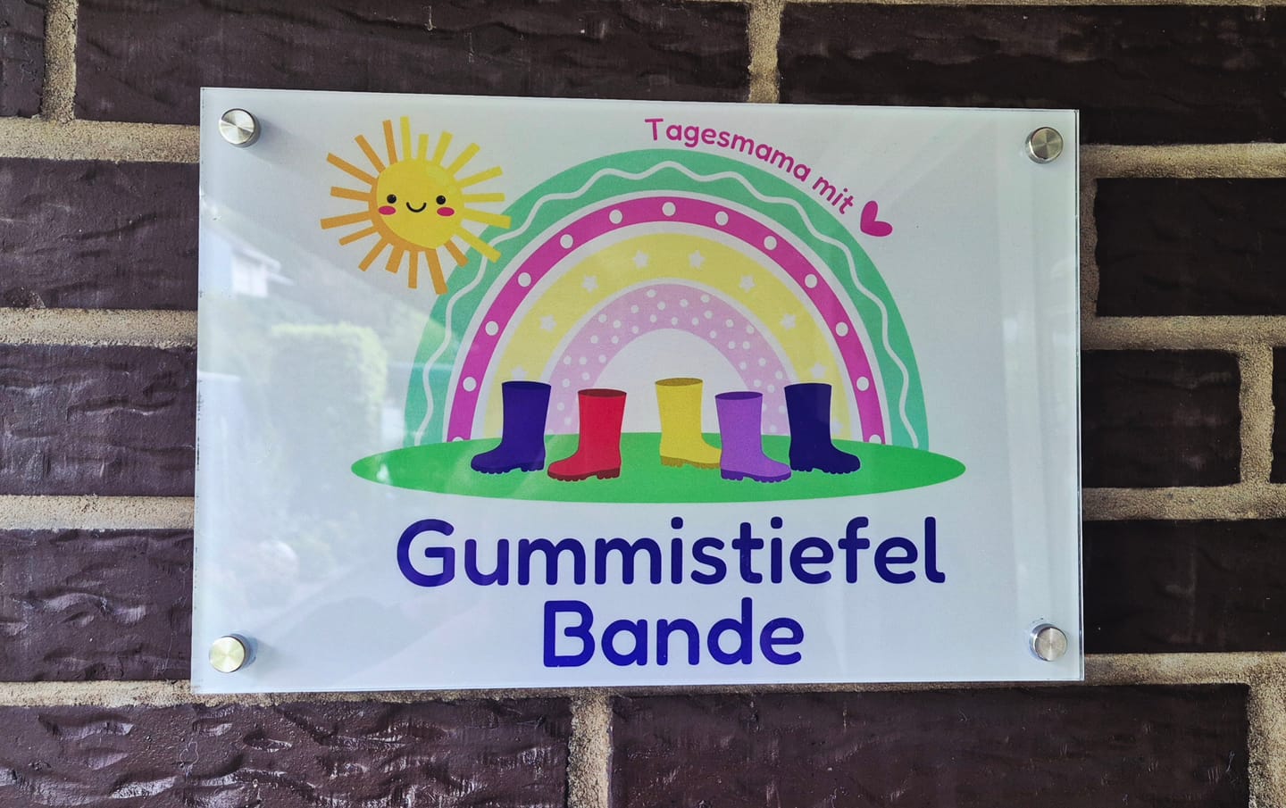 Customer photo review of Firmenschild aus Acrylglas – 5 mm stark, personalisiert, inkl. Edelstahlhalter