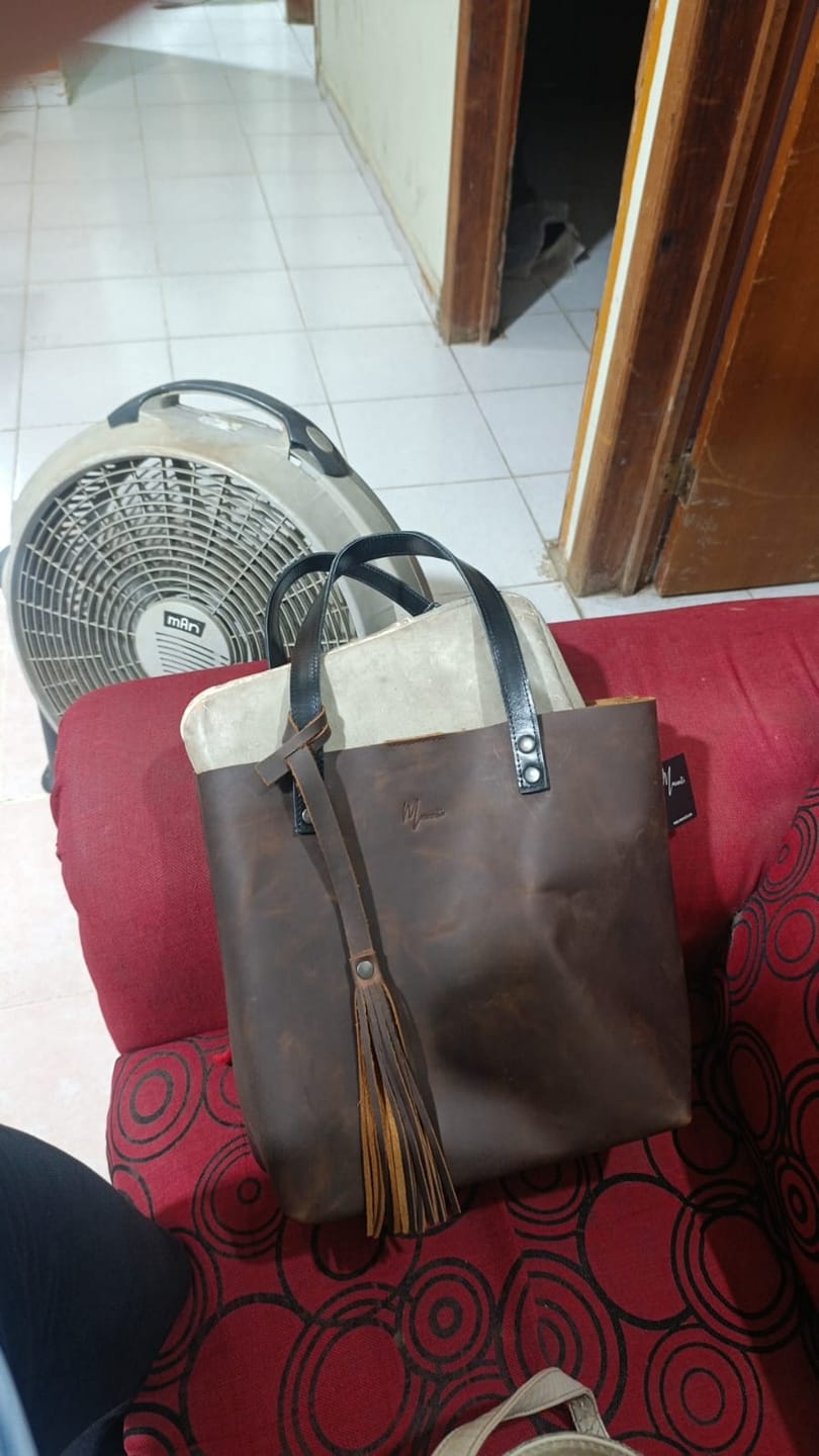 Customer photo review of Tote Cuero Praga Plus+ Doble Vista