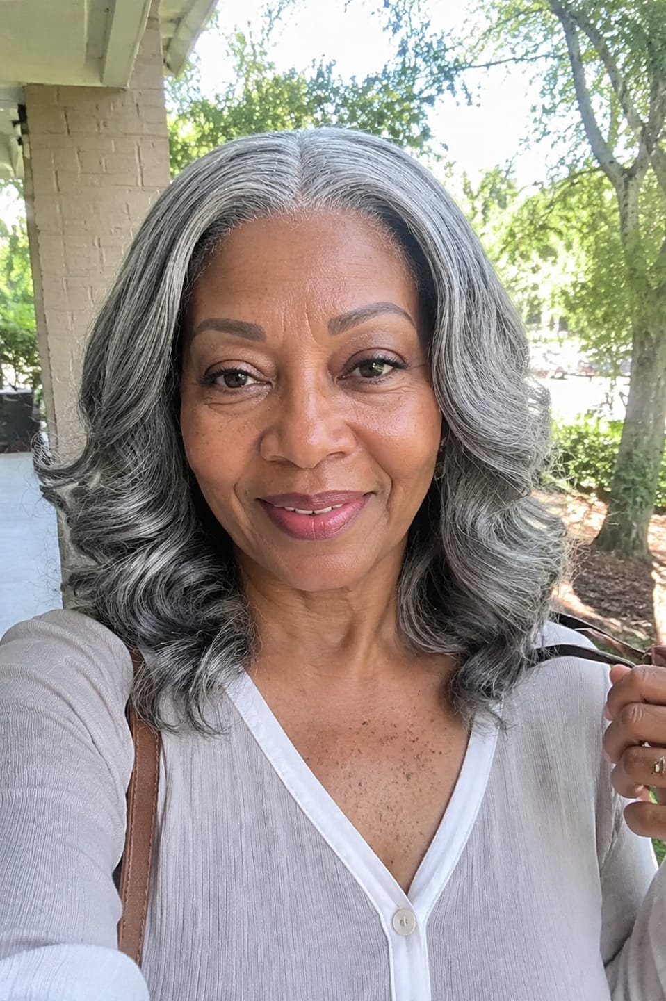 Customer photo review of Luvwin 5x5 Salt & Pepper Body Wave Glueless Bob Wig 100% Human Hair