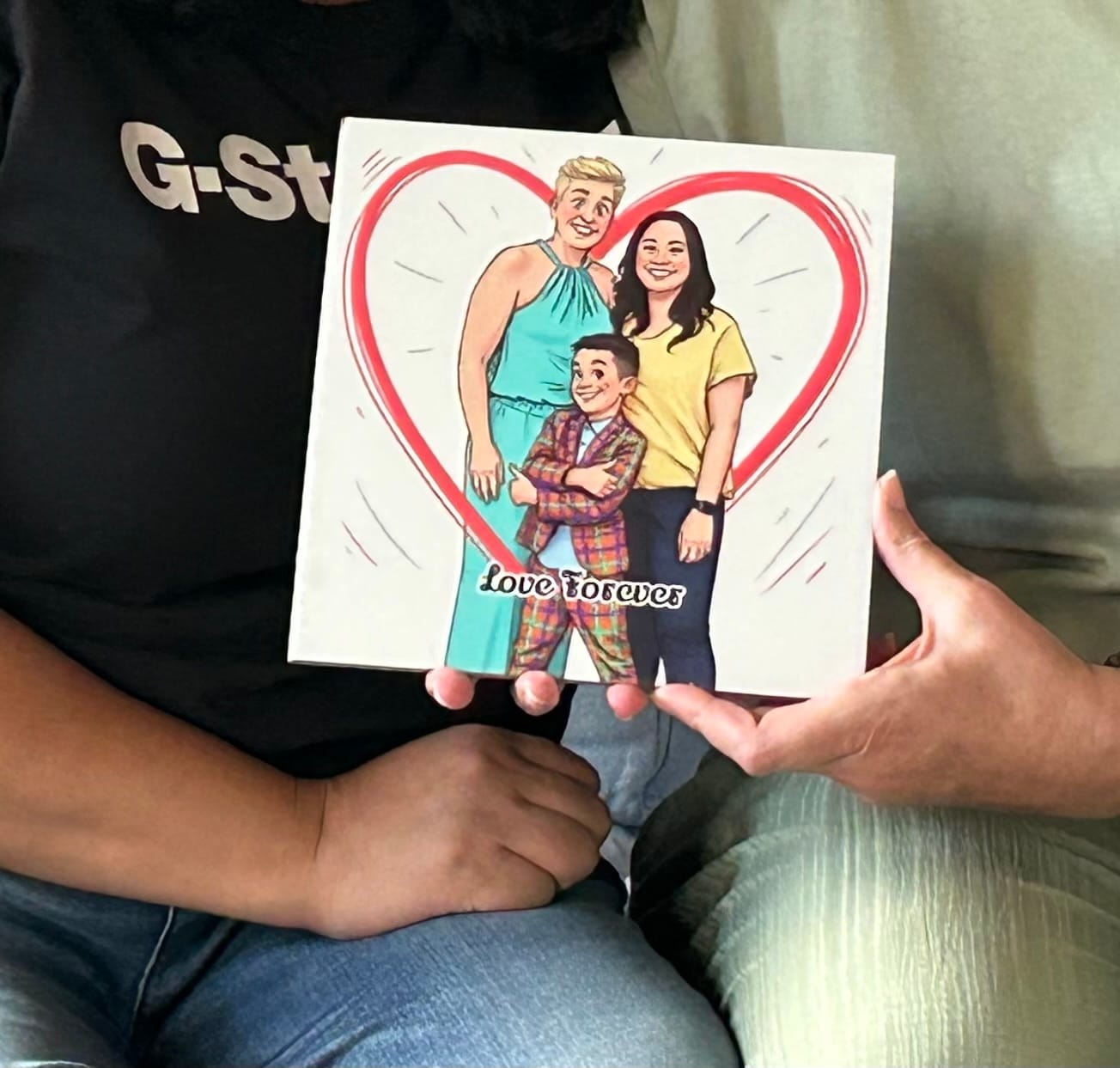 Customer photo review of Vrolijke Karikatuur Hart Tegel – Jouw Foto als Expressieve Karikatuur