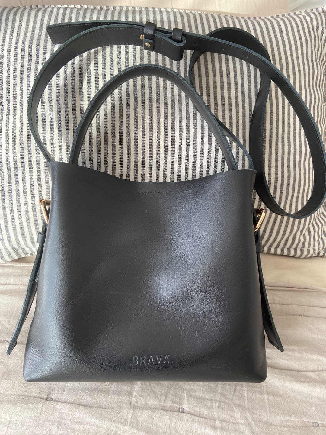 Customer photo review of Cartera de cuero modelo PAULA Negro