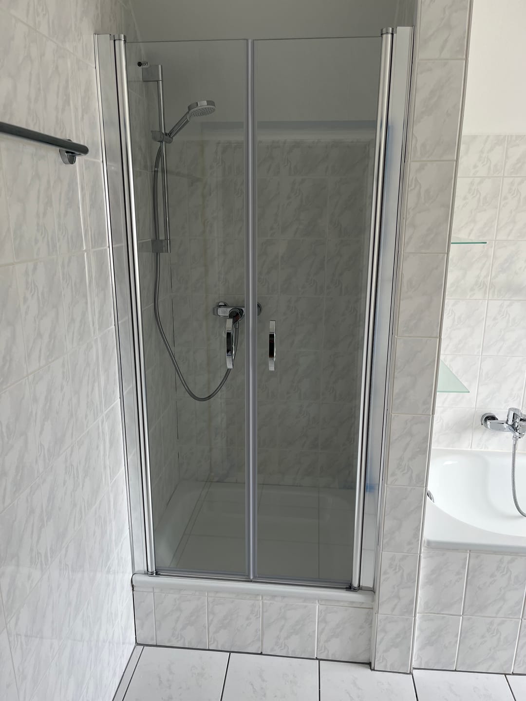 Customer photo review of Duschtür Nische mit Pendeltür, Duschkabine Nischentür Dusche - Klarglas