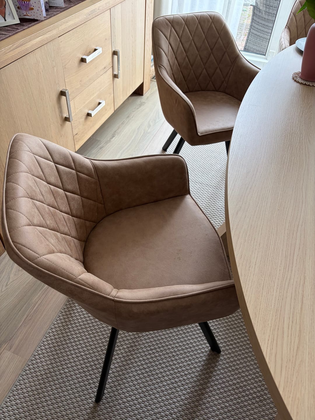 Customer photo review of Brione Draaibare Eetkamerstoel - Taupe