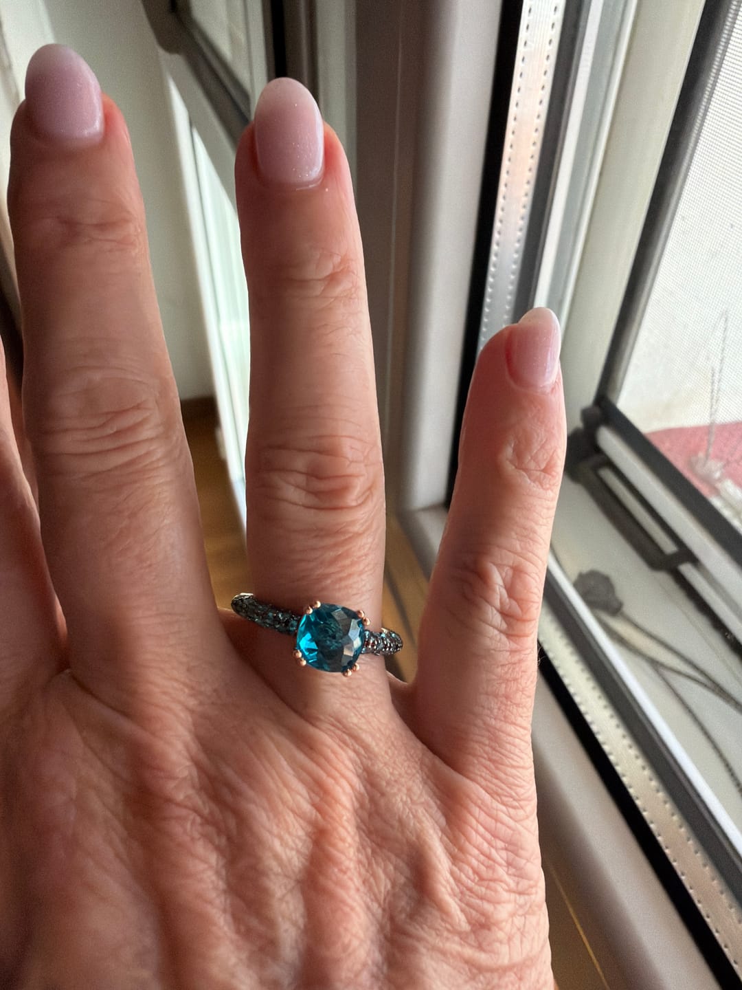 Customer photo review of Anello Solitario con Prisma Gem Quadrata e Pavé