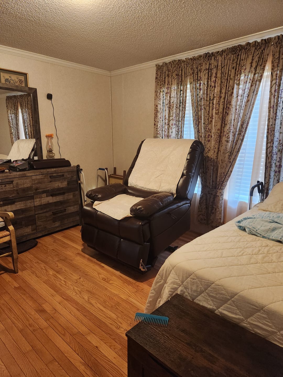 Customer photo review of 9205L Big & Tall Power Lift Recliner – Extended Footrest, Dual Motor, Heat & Massage, 400 lbs
