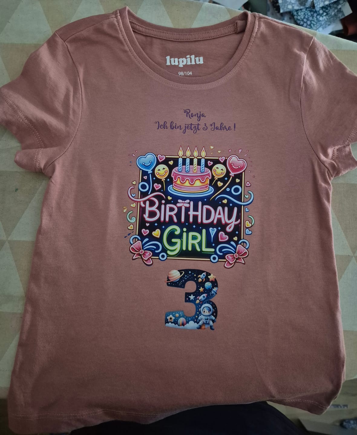 Customer photo review of Bügelbild Birthday Girl Neon