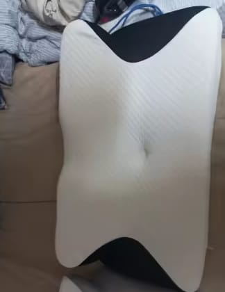 Customer photo review of Nuvora™- Almohada Cervical Ergonómica